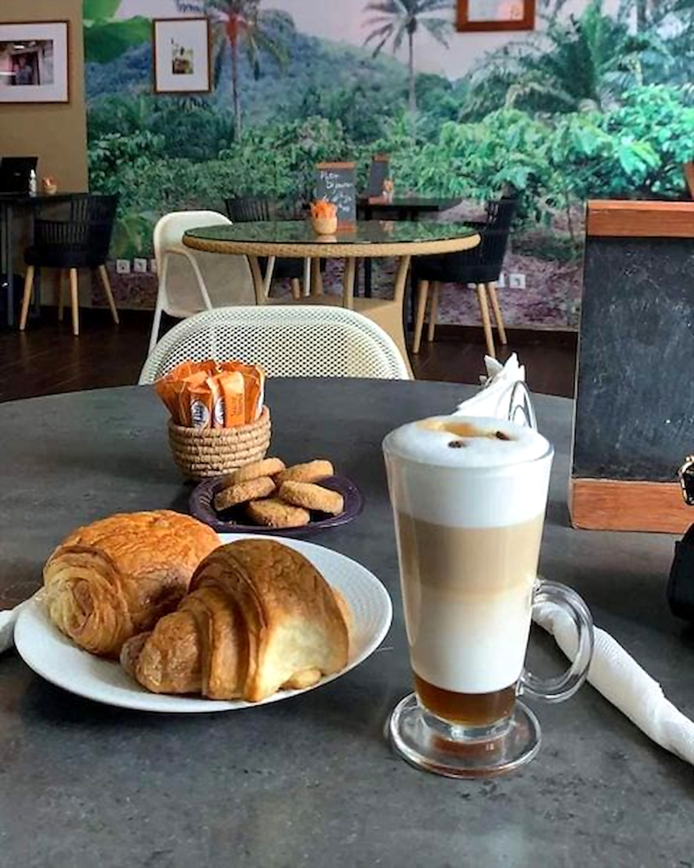 Latte macchiato et viennoiseries servis chez Terrific Coffee